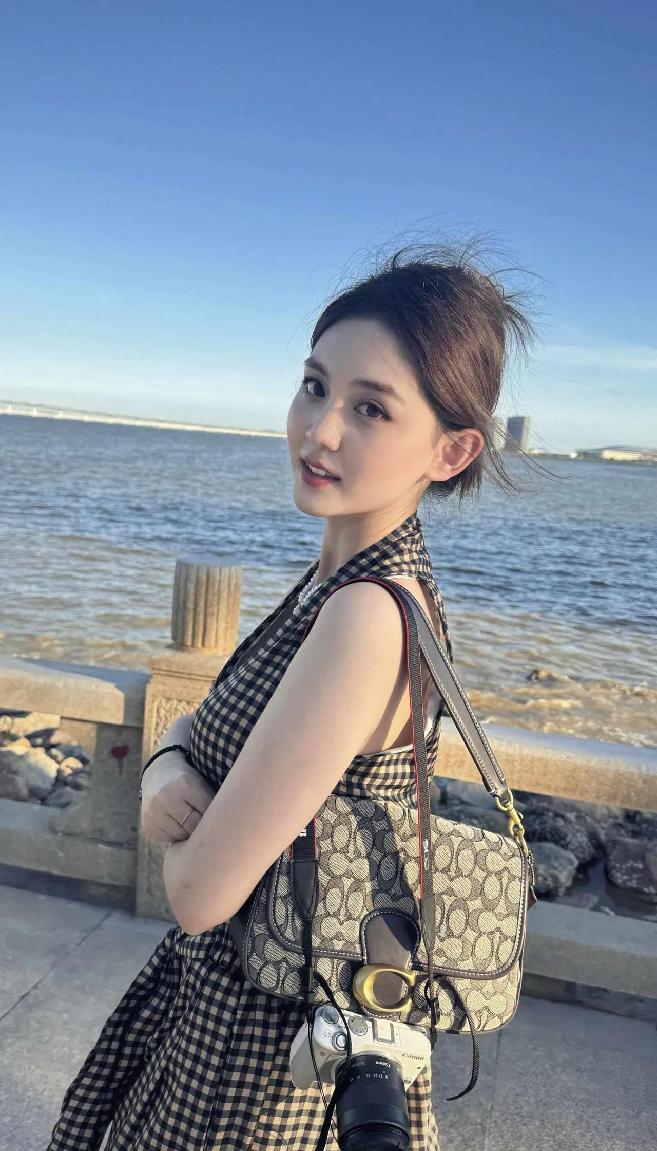 爱拍照的女生到底有多迷人呢?