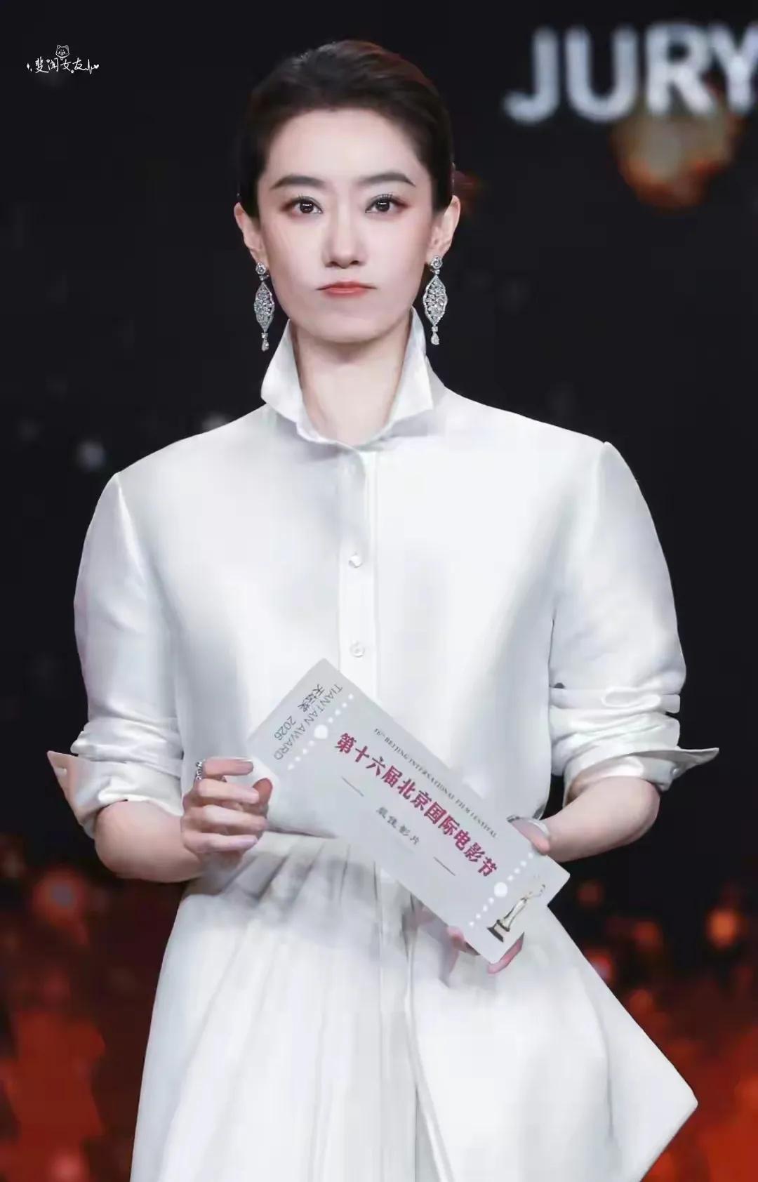 张小斐这组北影节造型真的杀疯了！✨一身缎面白衬衫套装，高领设计衬出修长天鹅颈，