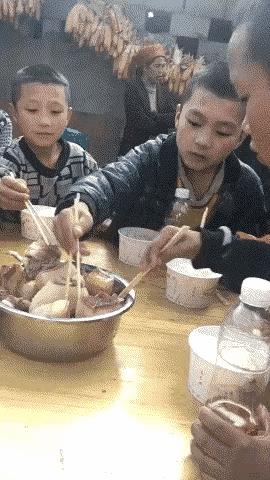 这样抢着吃才吃的香，说实话一个人吃肉也没意思！人多了才好吃，这就是为什么看着别人