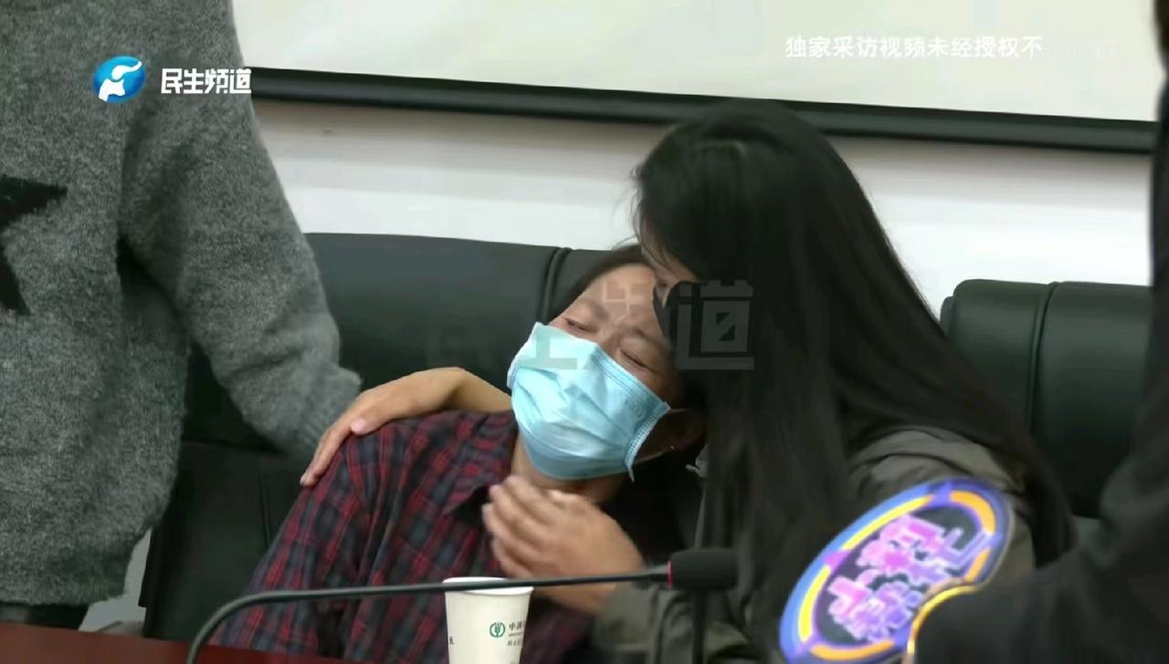 河南新乡，女子父亲脑梗13年，母亲悉心照顾，但今年4月，母亲身体不好，便将父亲送