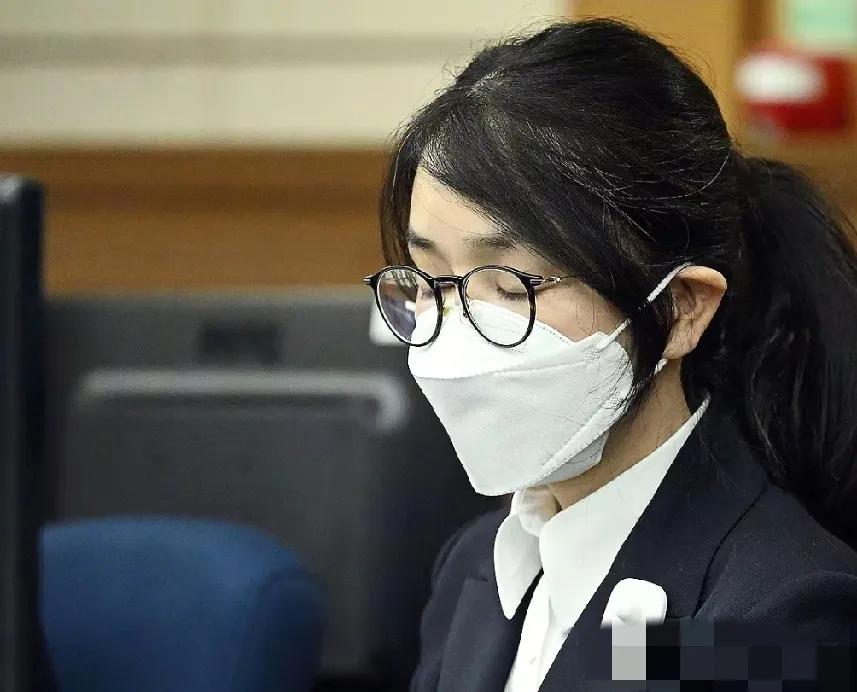 金建希否认所有罪名！才入狱一个多月，韩前第一夫人竟衰老的如此之快，两鬓生出了许