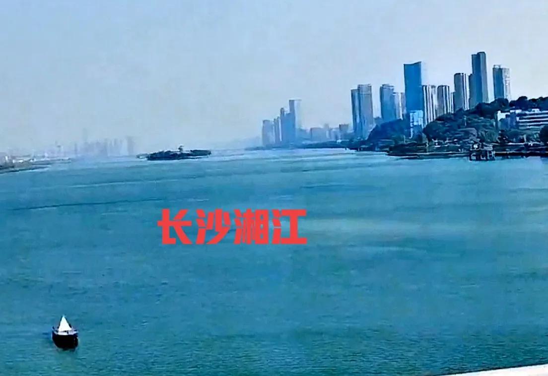 大家有没有看出来？长沙市区的湘江，和南昌市区的赣江，这两条河流的水资源相差很大呢