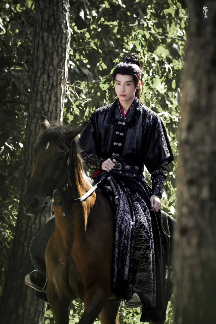 🍉网传因为粉底液将军，疑似以后的古偶将军都要严查了。张凌赫的逐玉播完了已经盖棺