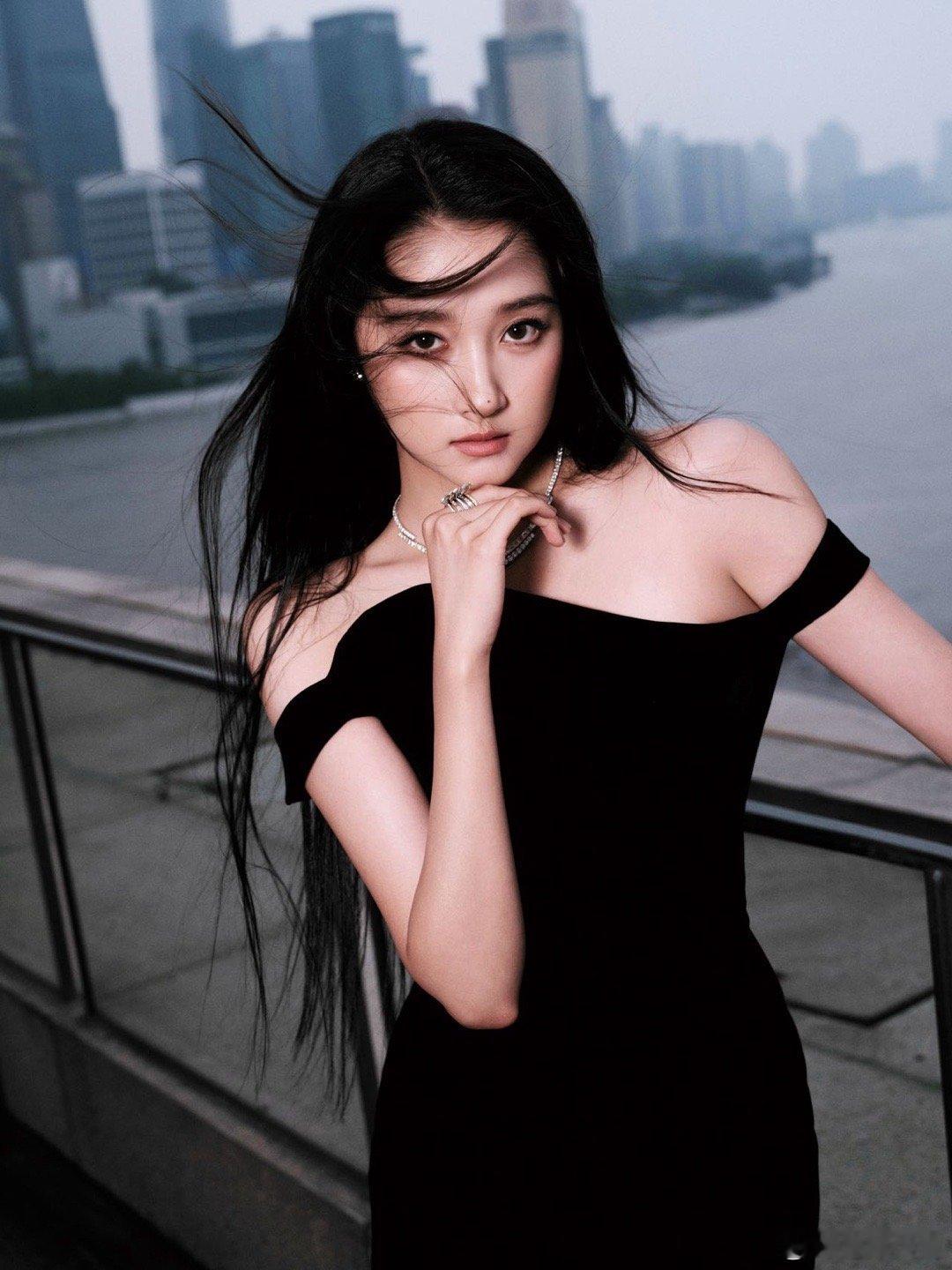 关晓彤黑裙背影这身材是真实存在的吗？黑裙一穿又薄又颀长，肩颈线优越，腰臀比绝了