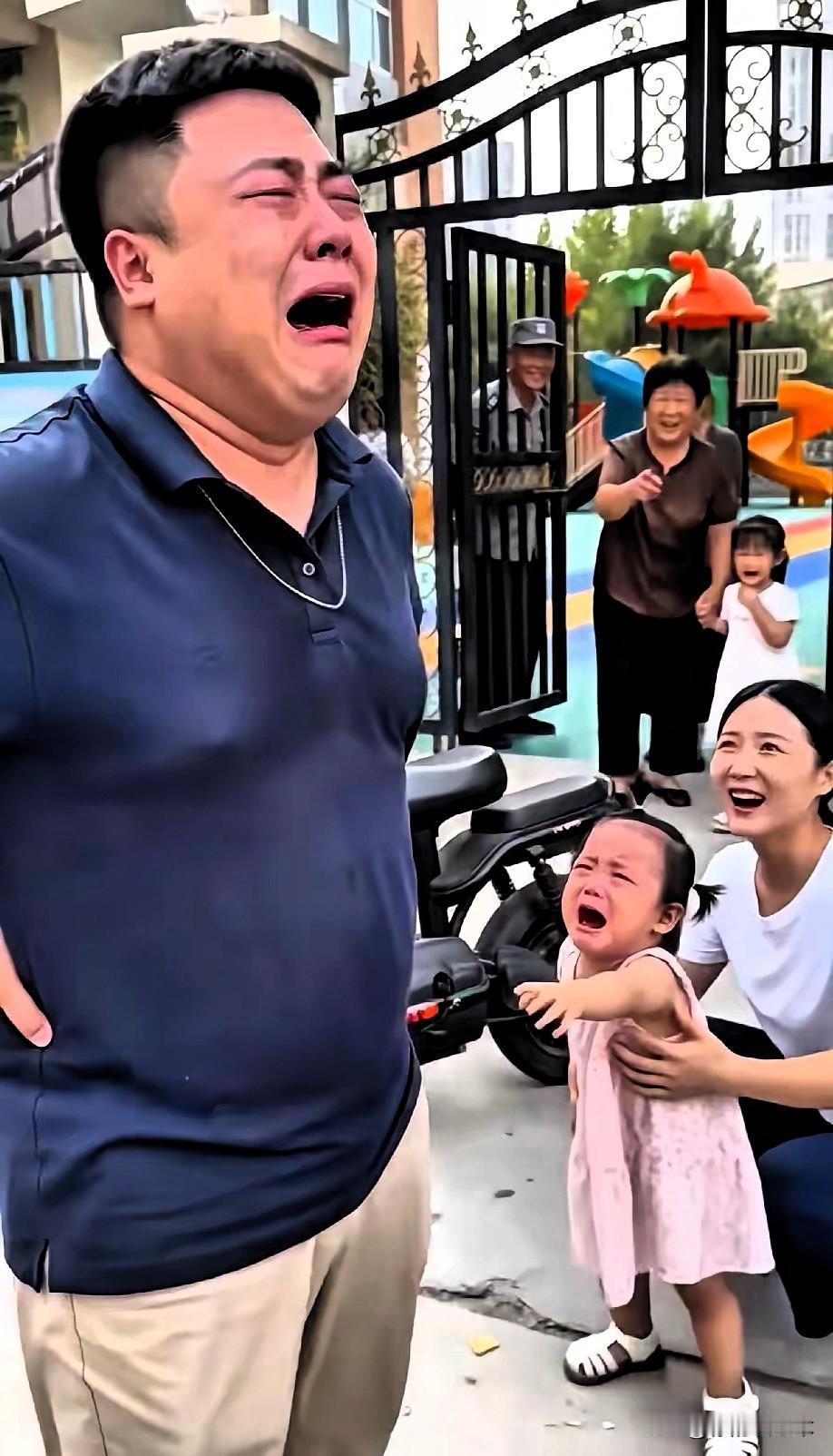 今早幼儿园门口那幕太扎心了。一位爸爸送闺女第一天入园，嘴上装得挺淡定，催着孩子"