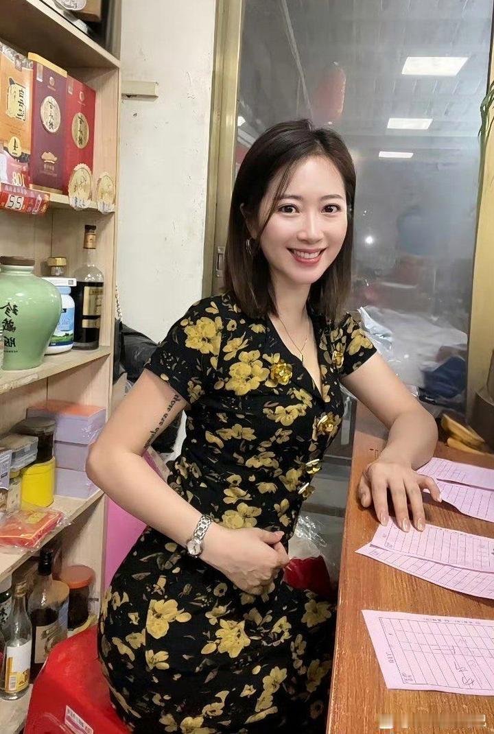 好看的老板娘一如既往，有韵的年纪一应俱全