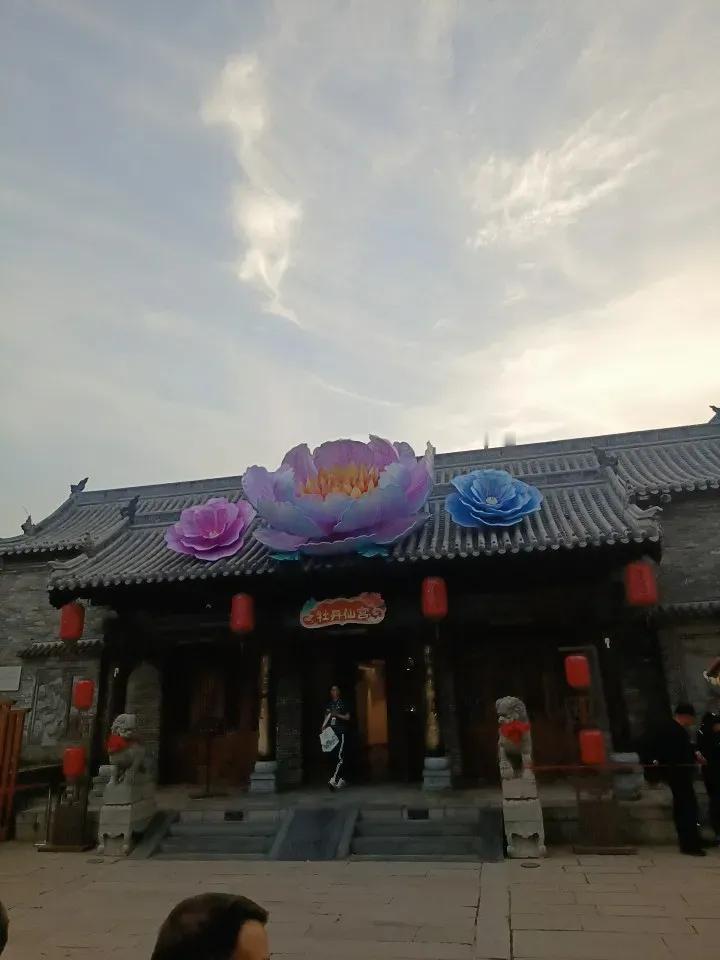 《寿康宝鉴》上说：徐信善和杨宏是同窗好友，他们一道去赶考，住在一家旅店当中。一天