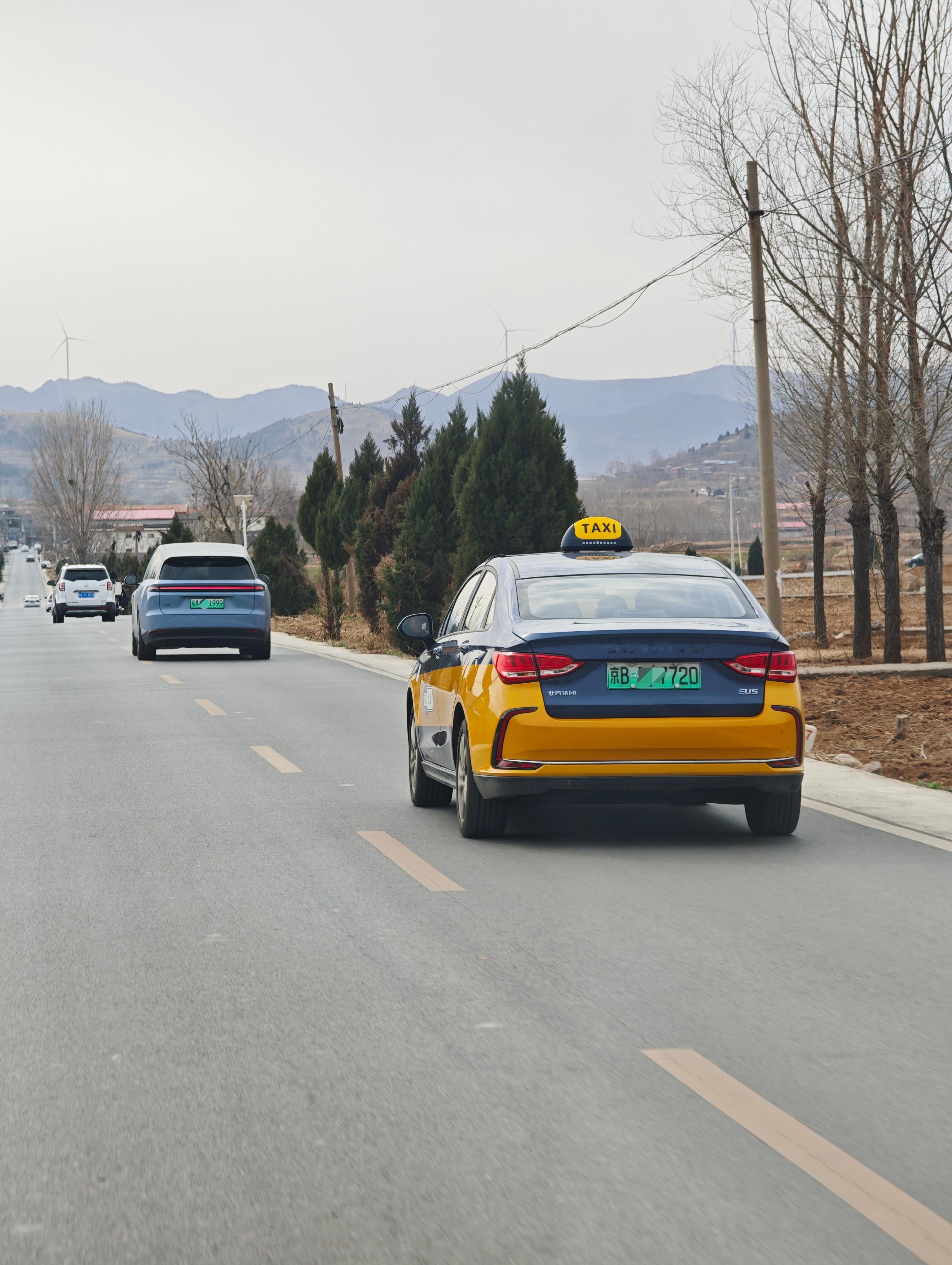 大哥你怎么把北京的出租车开回来了？