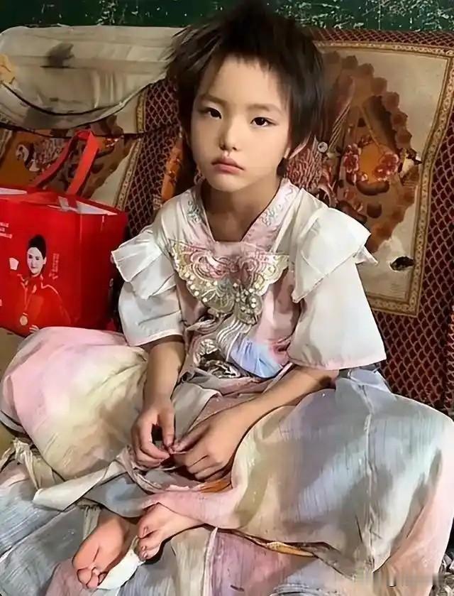 近日，云南昆明，一医生给留守儿童就诊时，无意间发现一小女孩容貌惊为天人，网友感叹
