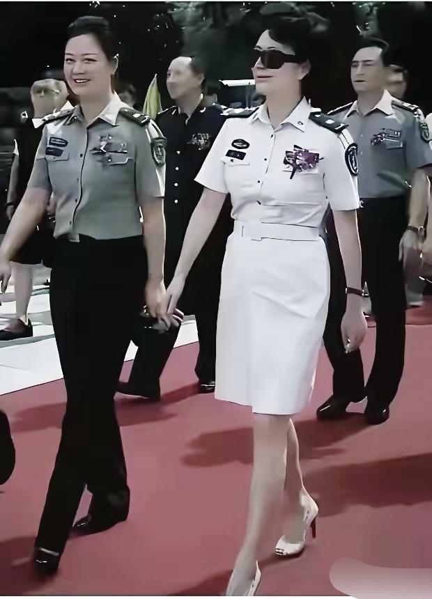 这两位都是女性军人，她们扛的是什么衔呀！谁的的官大呢？