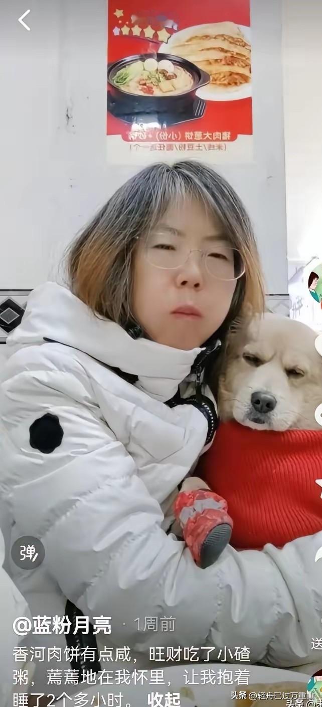 北京这个小仙女，带狗吃涮肉，给狗用饭店的盘子当碗，大家指责她时，她还理直气壮的反