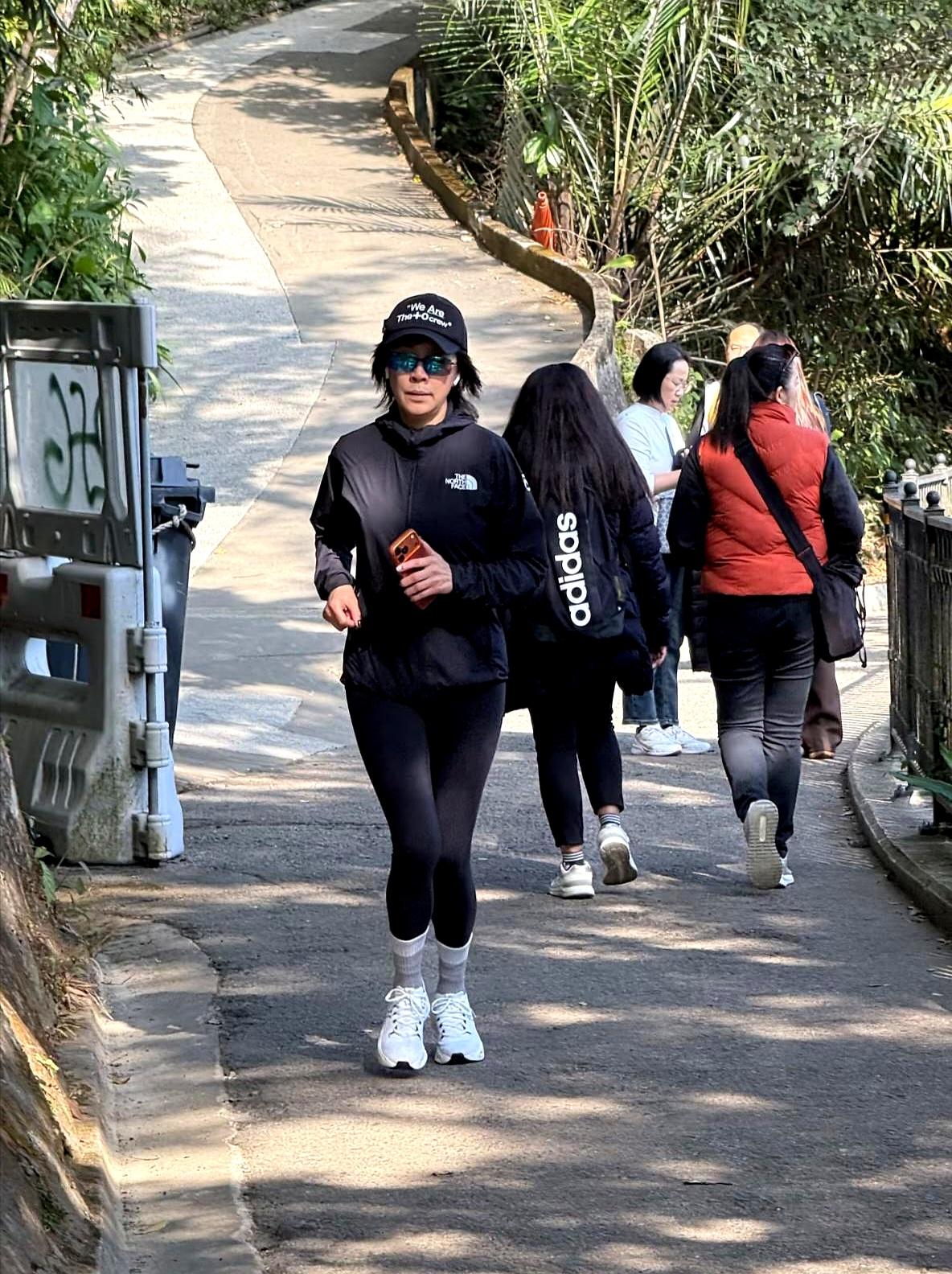 一张400港币的罚单，直接把人与人的悲欢隔成了两个世界。元旦第二天，60岁的刘