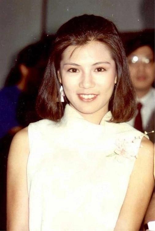 📸1984年9月17日，张明敏婚礼上。翁美玲站在那儿，白上衣，花长裙，笑起