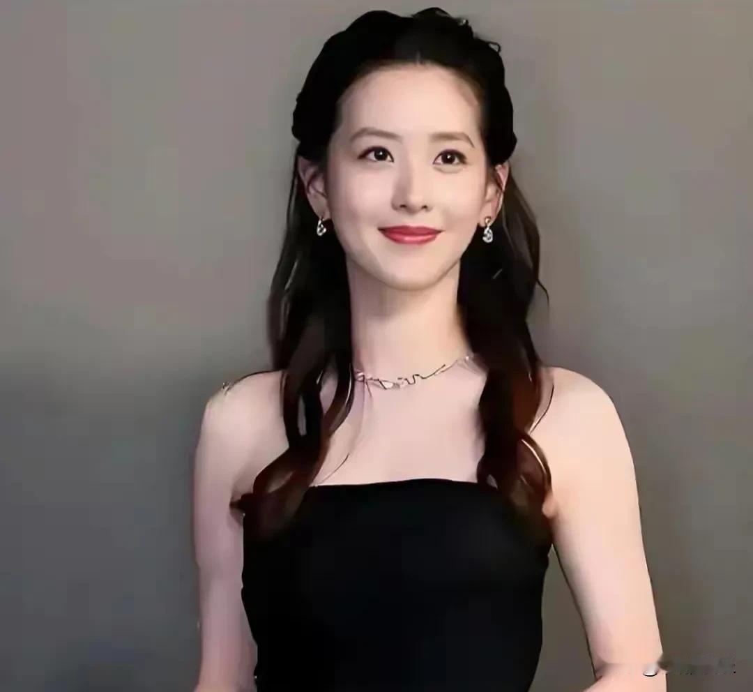 6月9日晚，“奶茶妹妹”章泽天引起网友关注！起因是她在社交媒体上罕见地晒出与大