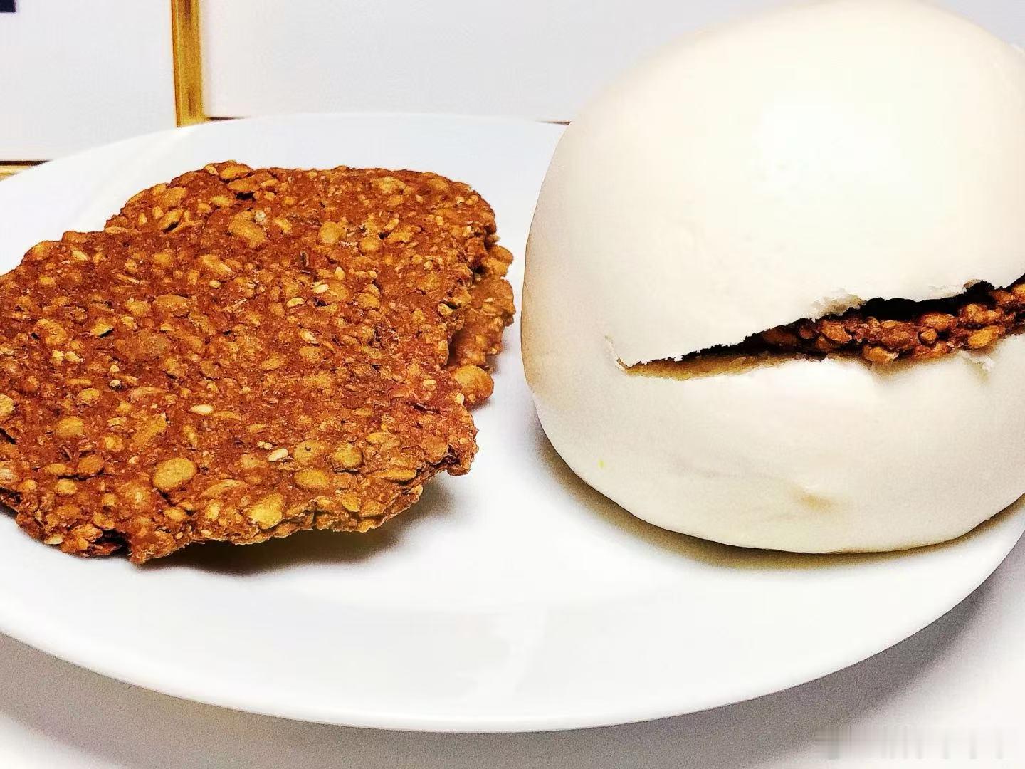 濮阳新艺【濮阳周氏豆酱饼：一口封神的祖传美味，解锁你的味蕾记忆！】一块豆酱饼，