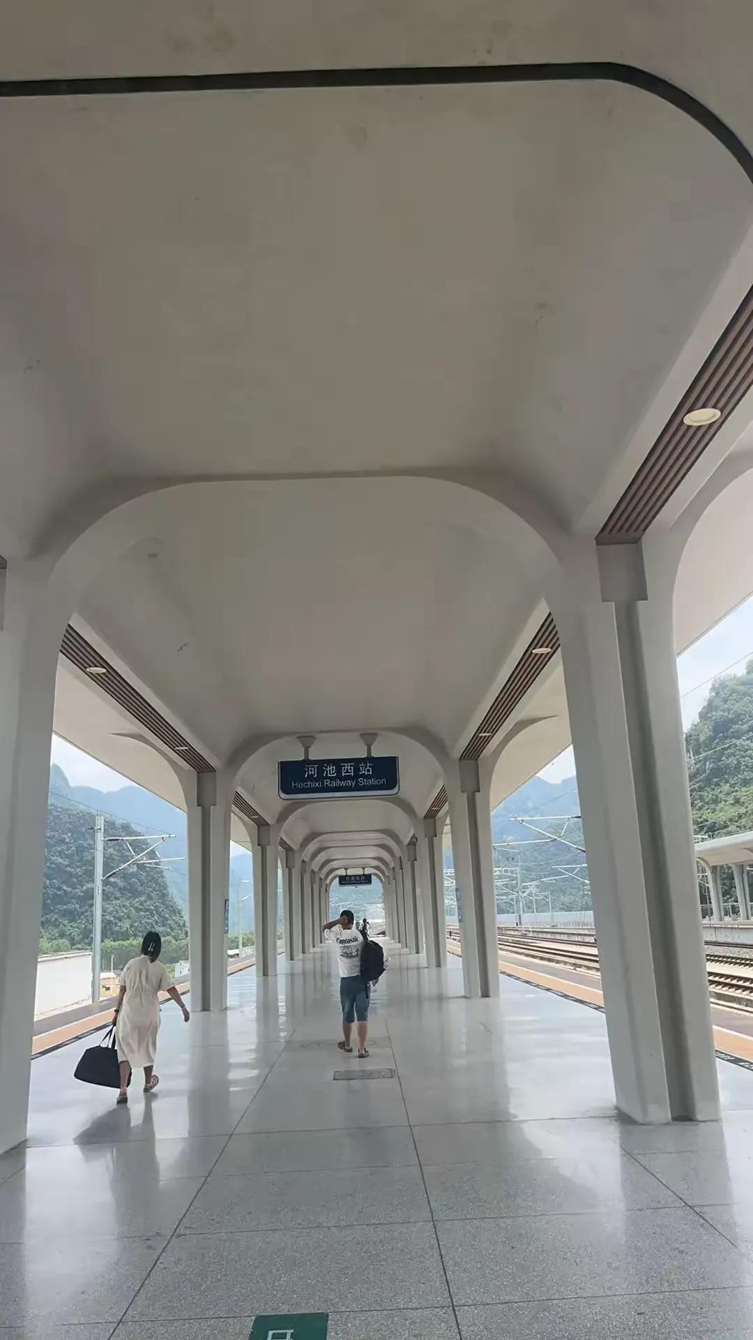 广西一女生高考612分不满意，执意复读。几天后拆开录取通知书愣住了。她查分数那