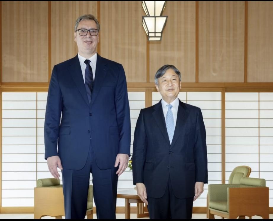 梅洛尼是个身材娇小的女子，她和高个子武契奇的身高差挺萌的。武契奇又比日本天皇的