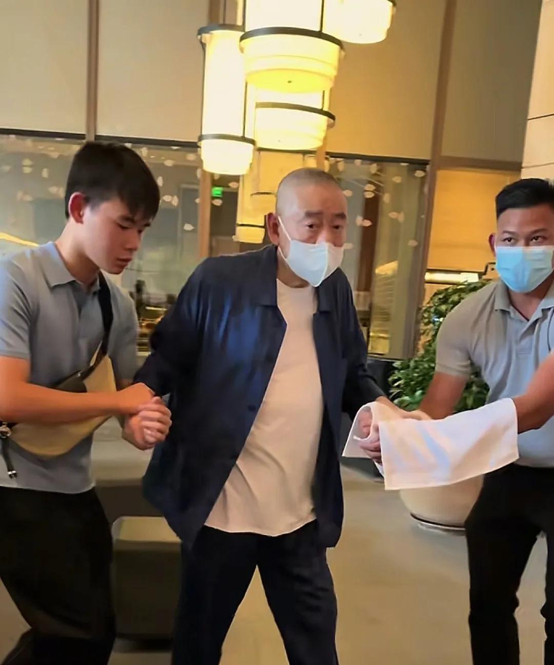 刘銮雄又带着俩保镖出来逛街了，他老婆甘比是直接不管了吗？最近一段时间看大刘出门都