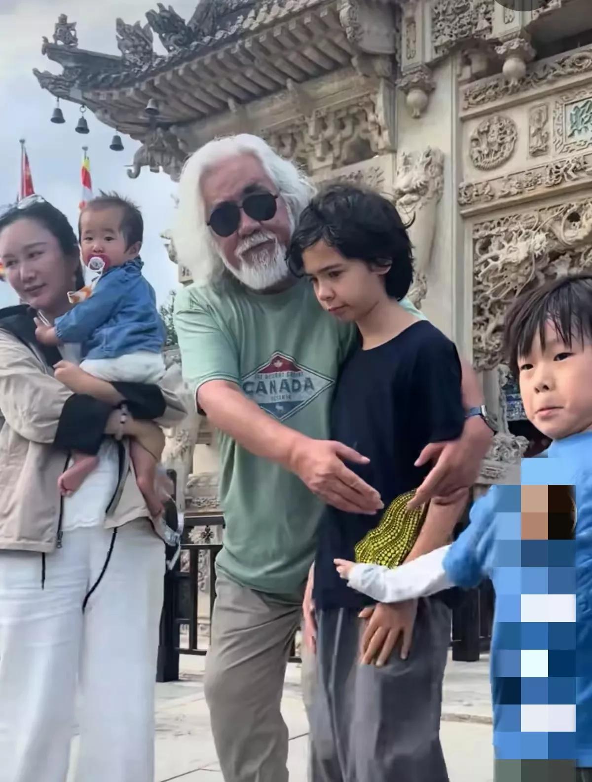 张大导演被网友指责偏心亲儿子，待继子不好。因为他的两个儿子在景点打架，小儿子痛打