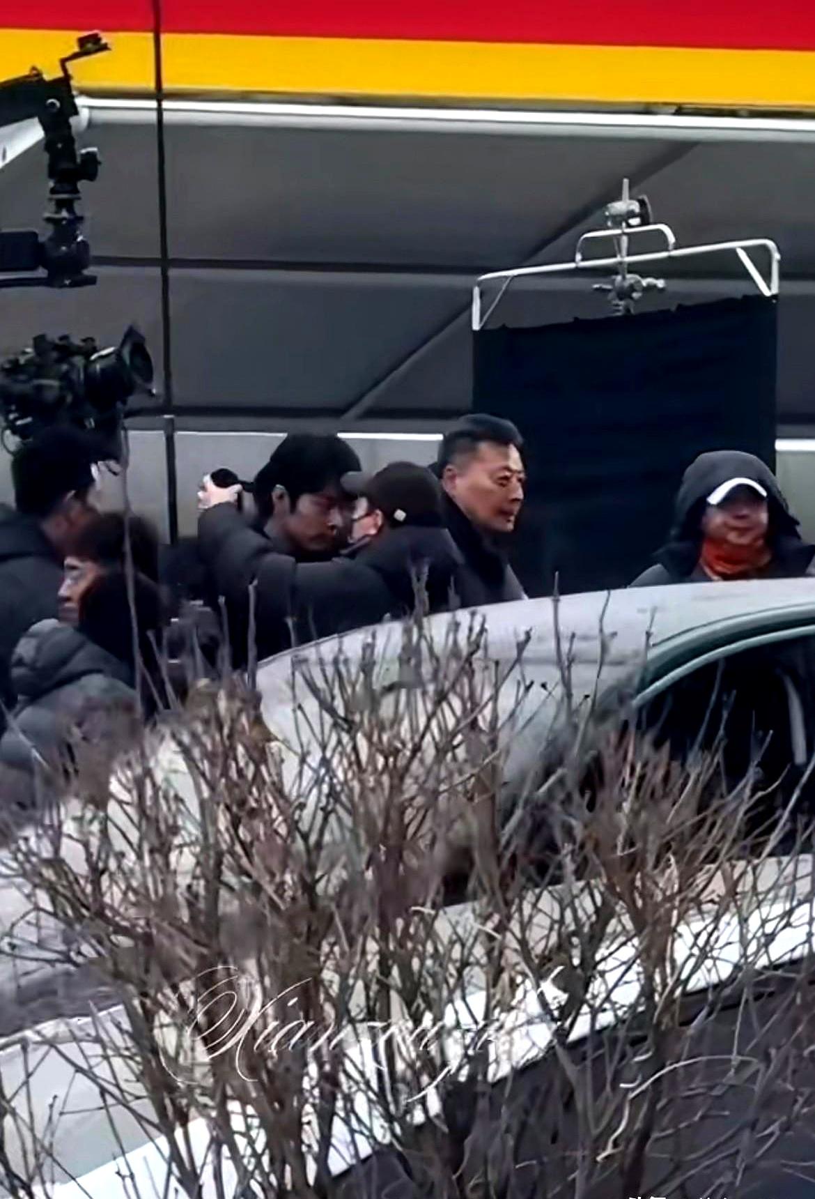 零下十度，肖战在锦州拍《小城良方》，冻得耳朵通红，助理一摘耳罩他继续仰头背词，敬