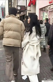 其实，我们都猜错了伊能静的大衣吊牌没摘原来还藏着这样的“小心机”有人扒出伊