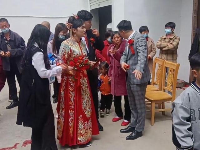 长沙有个新娘，结婚前把辛苦攒下来的几十万块钱给了父母，怕男方以后会想起她的钱。结