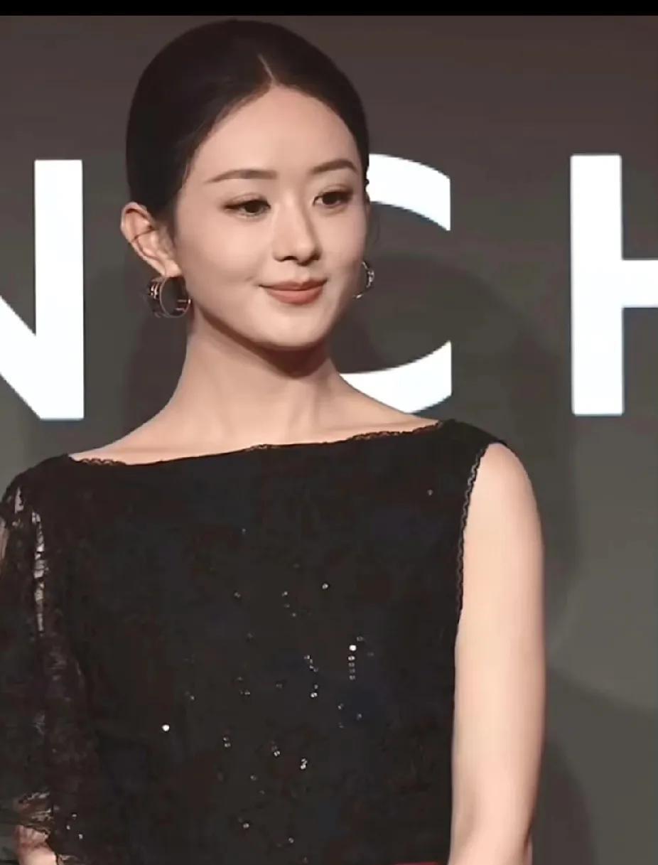 赵丽颖纪梵希美妆出场太炸了！从人群中走过那气场，谁懂啊！她真的好适配女王范儿，大