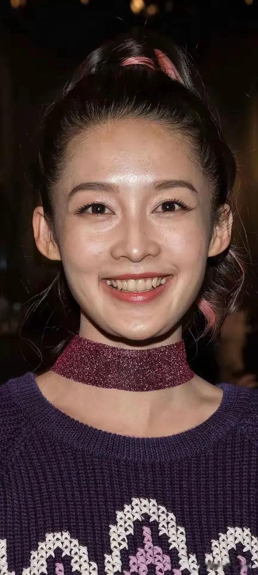 这能是同一个人吗，这个女艺在这两张照片上相差实在是太大了。没有美颜滤镜，她皮肤