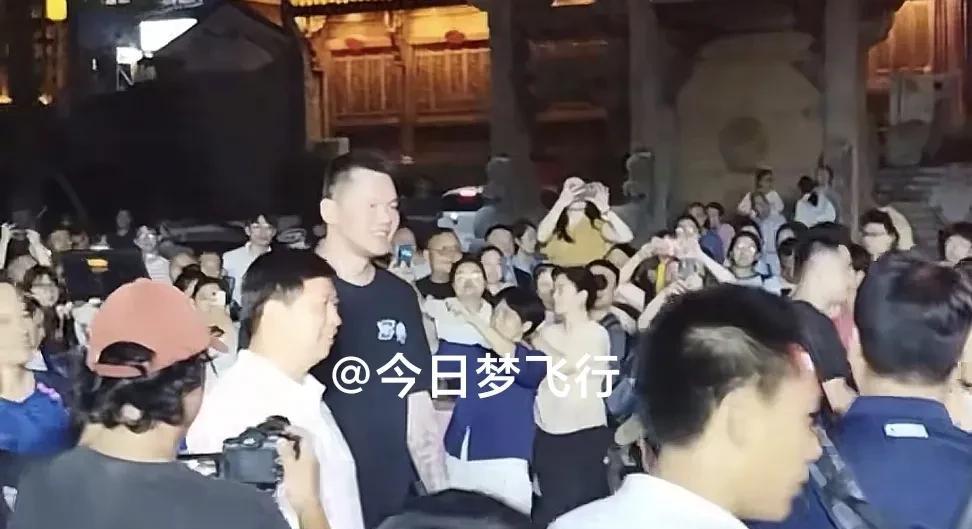 朱芳雨今晚在铜仁，下班后的快乐少不了！广东宏远篮球俱乐部总经理朱芳雨今天下午抵