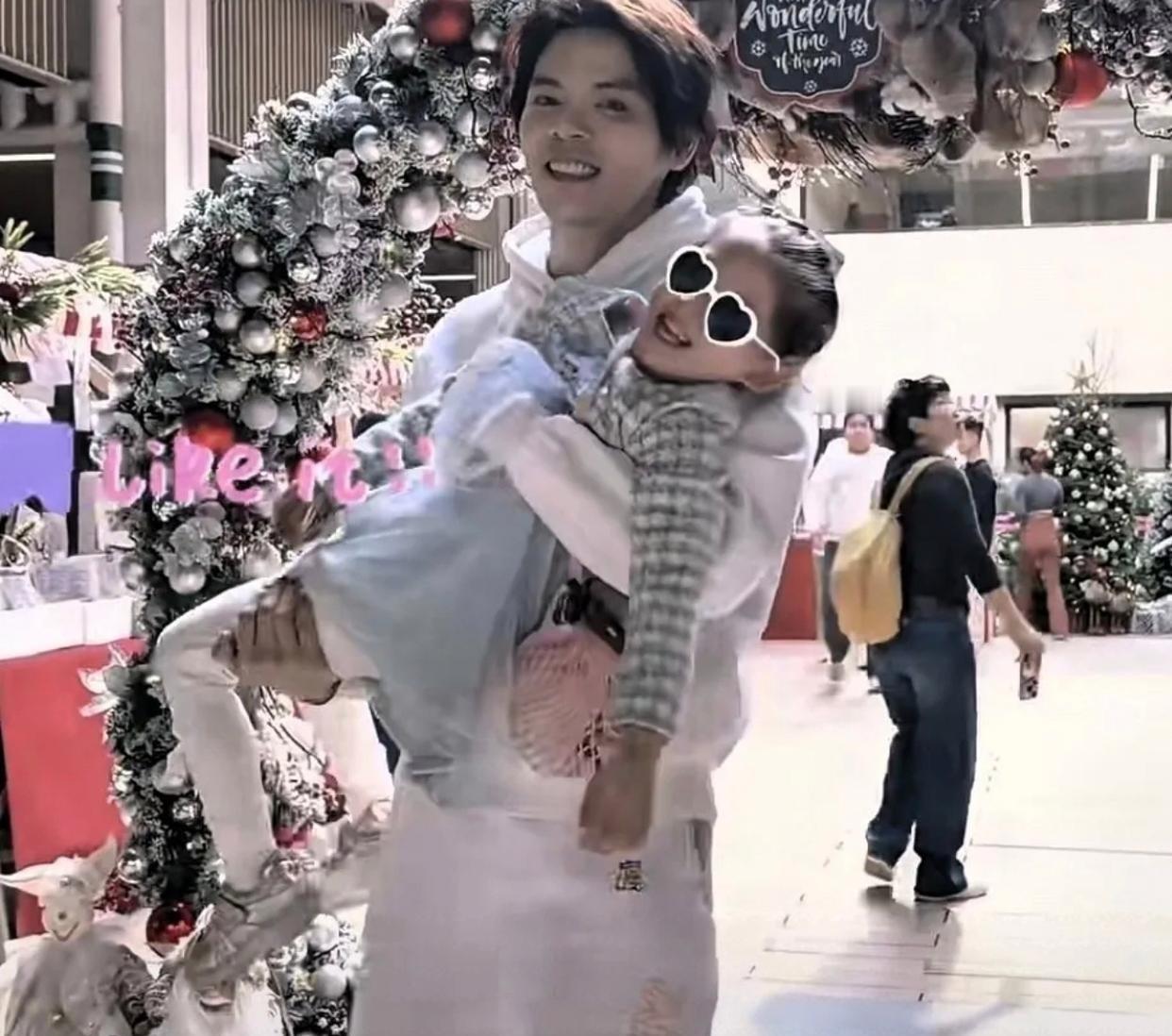 有钱人也是普通人啊近日向佐抱着5岁女儿逛街，Cora在爸爸怀里笑得好开心，下楼梯