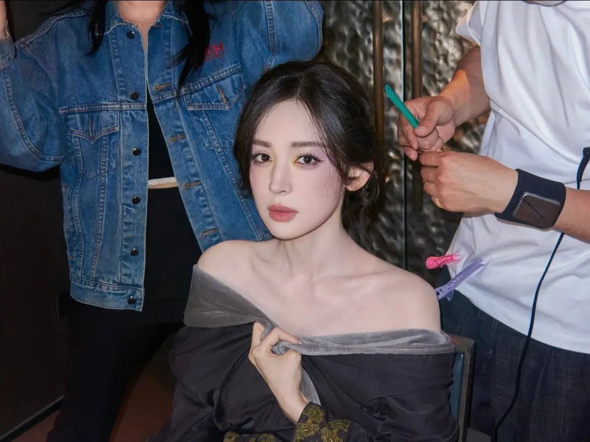 谁懂娜扎发的这几张ccd...完全梦回王的盛宴！