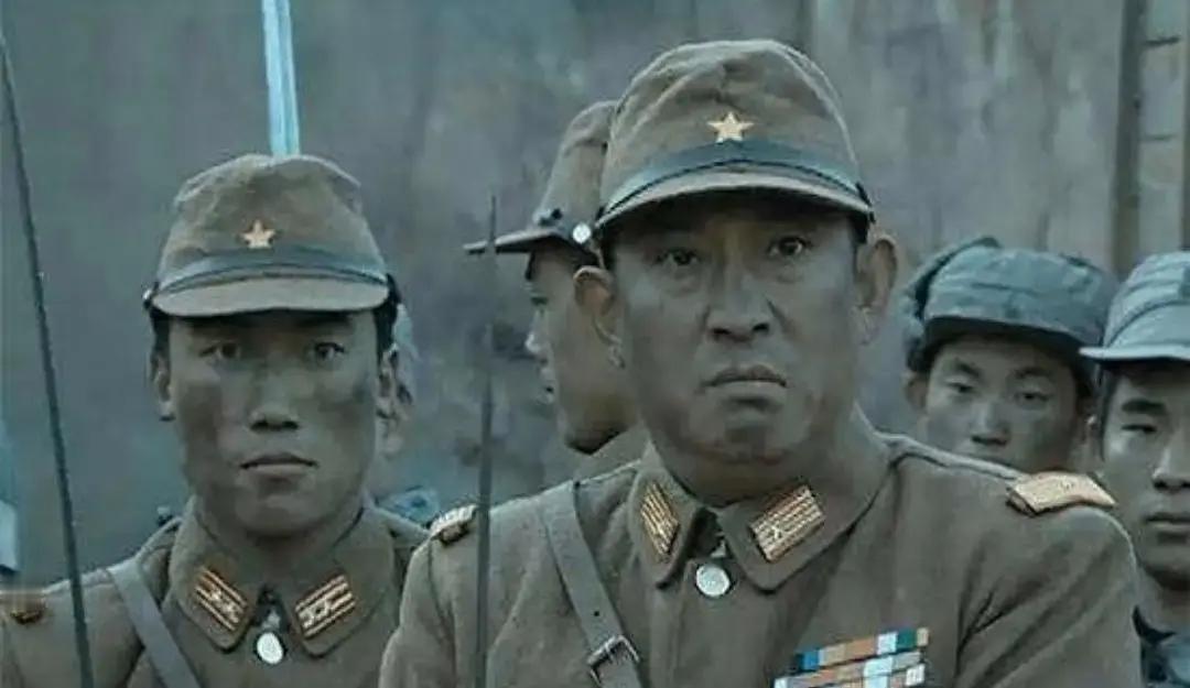 山本一木穿错军服被扒，肩章昭和五年，领章昭和十三年，时间差三年。亮剑播了二十