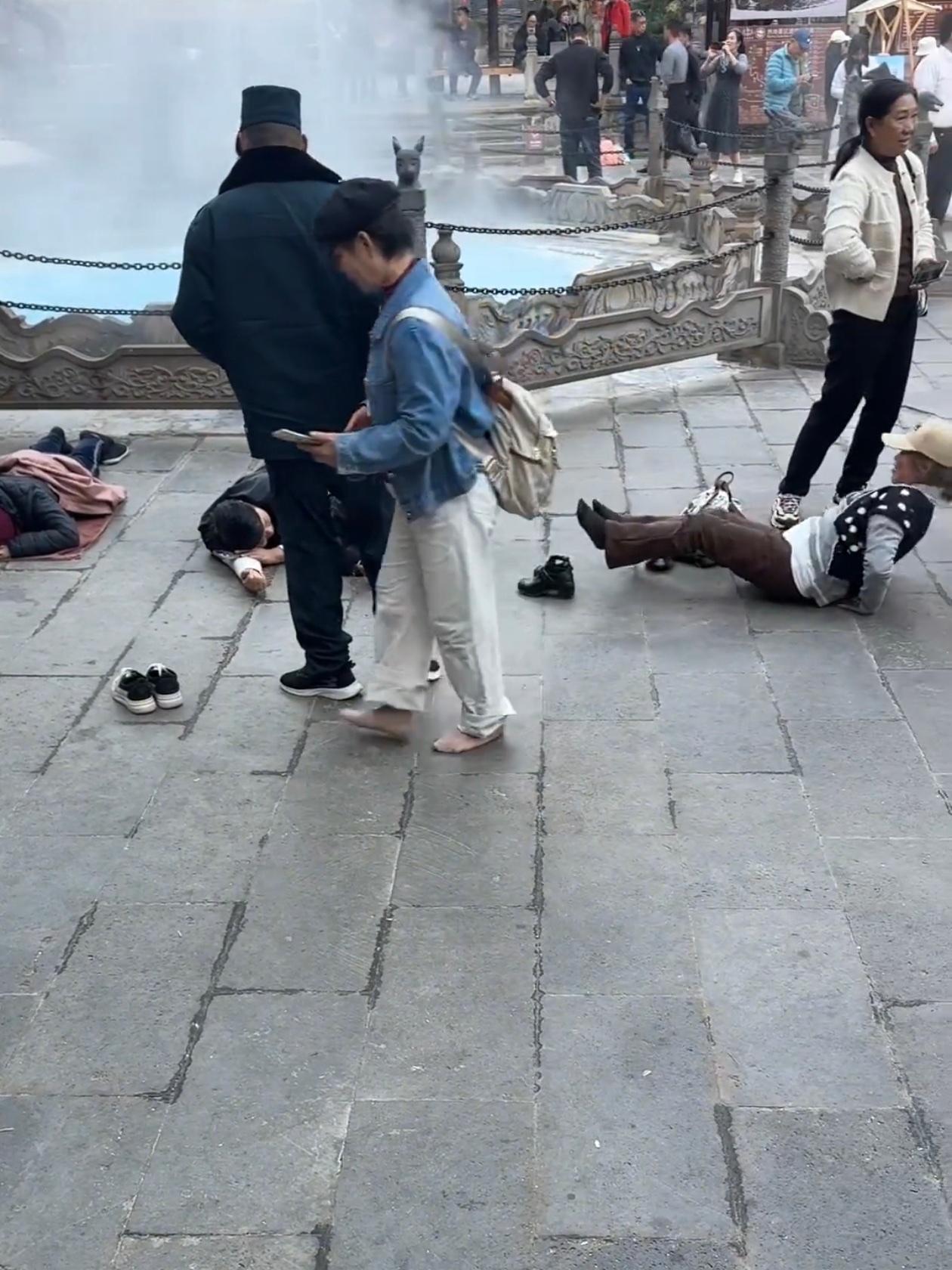 “景区是不是该有点实权了？”云南腾冲热海景区一群大妈组团在温泉池边脱鞋躺着汗蒸，