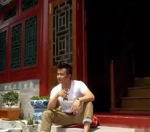 当年，于波用260万买下雍和宫旁边的两座四合院，几年后，朋友对他说：“我出8个亿