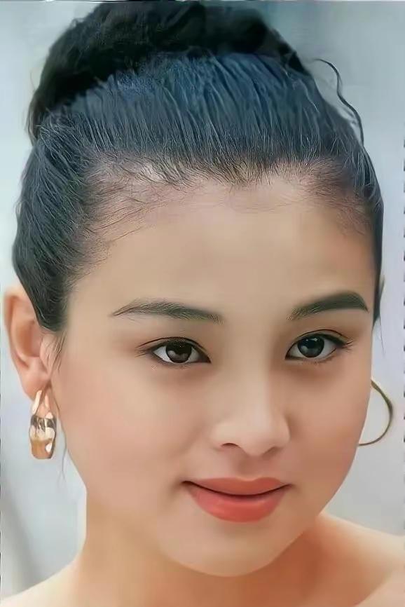 当年，英宁向刚生下女儿不久的妻子赵明明提出离婚，赵明明追问原因，英宁支支吾吾就是