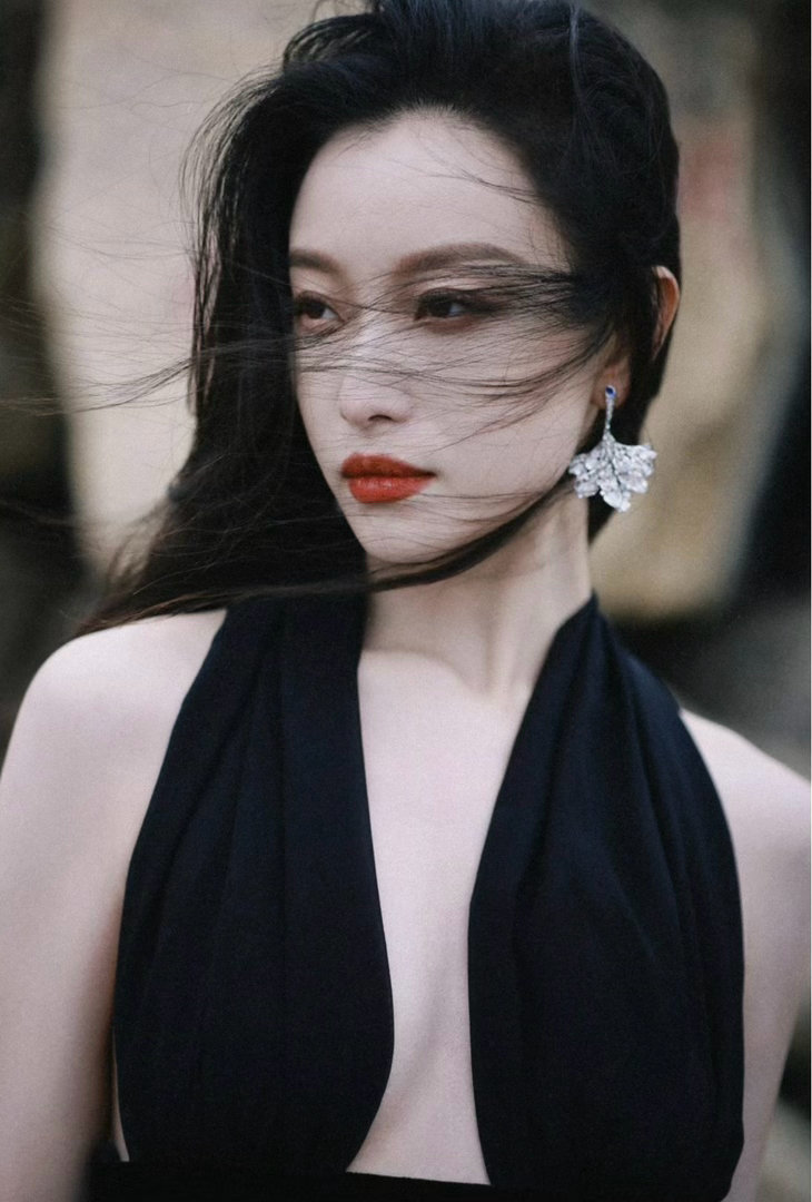 网友练车偶遇倪妮偶遇倪妮考科目二后背都热出汗了，超努力的姐姐一枚​​​