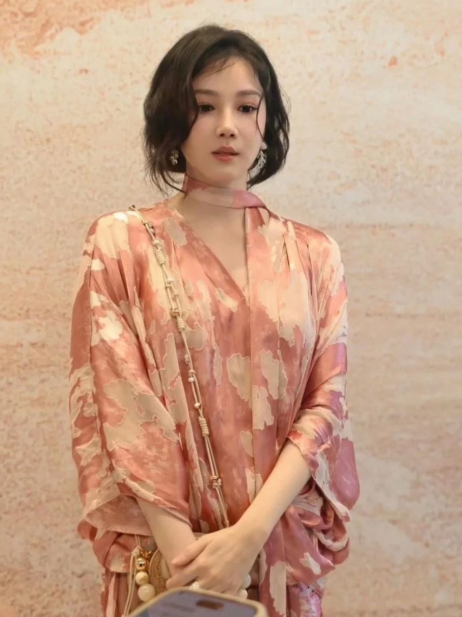 陈小纭这也太夸张了大腿小腿几乎一样细，看起来好精致。