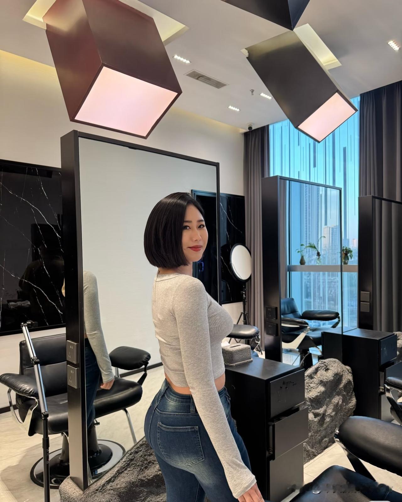 她剪了新头发了断了牵挂待从头重新出发寻觅那个他[笑着哭]