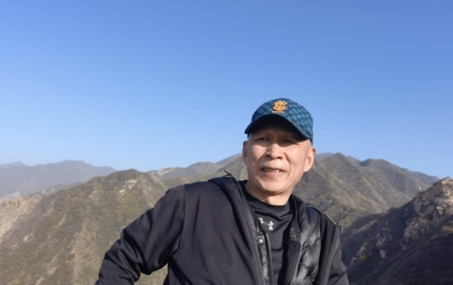 一次，演员李明去坐出租车，出租车司机皱着眉头问他：“你是干什么的？”李明回答：‘