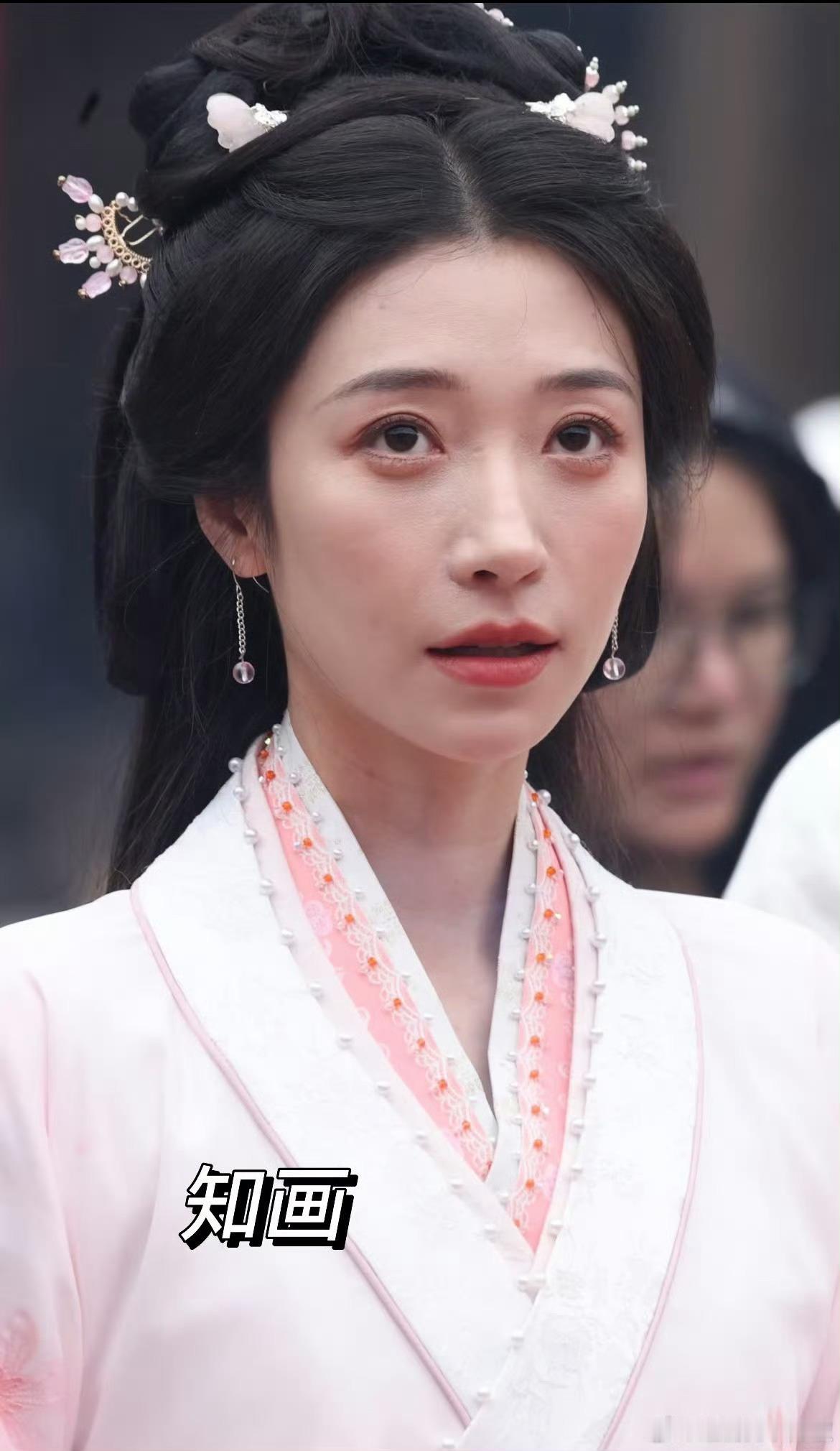 王格格的古装太不行了，脸太寡了，好普好普！！