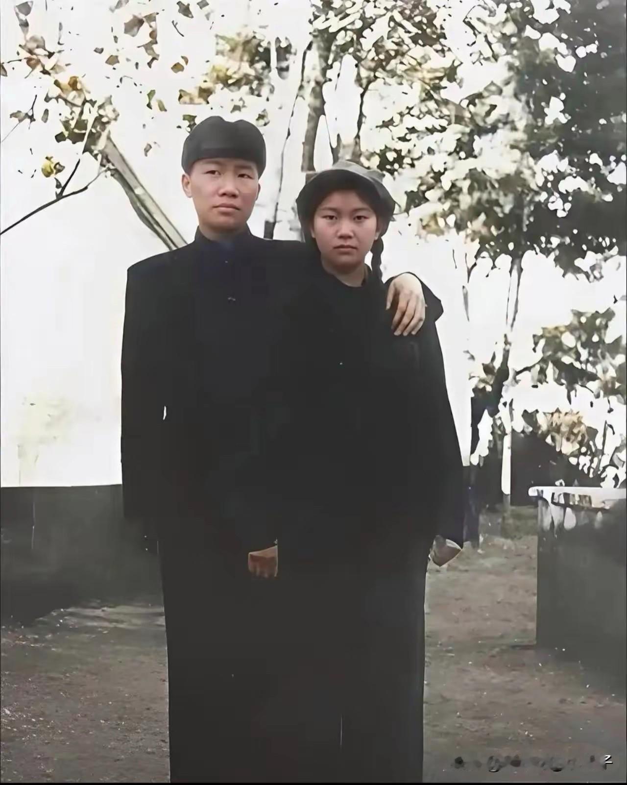 岸英和刘思齐最后一张合影？昨天晚上我看到这张照片，标题是“岸英和刘思齐最后一