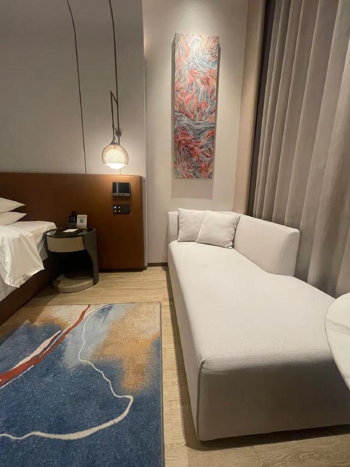 出差住酒店，一看到房间里这种沙发就浑身不自在？现在见了就有心理阴影，