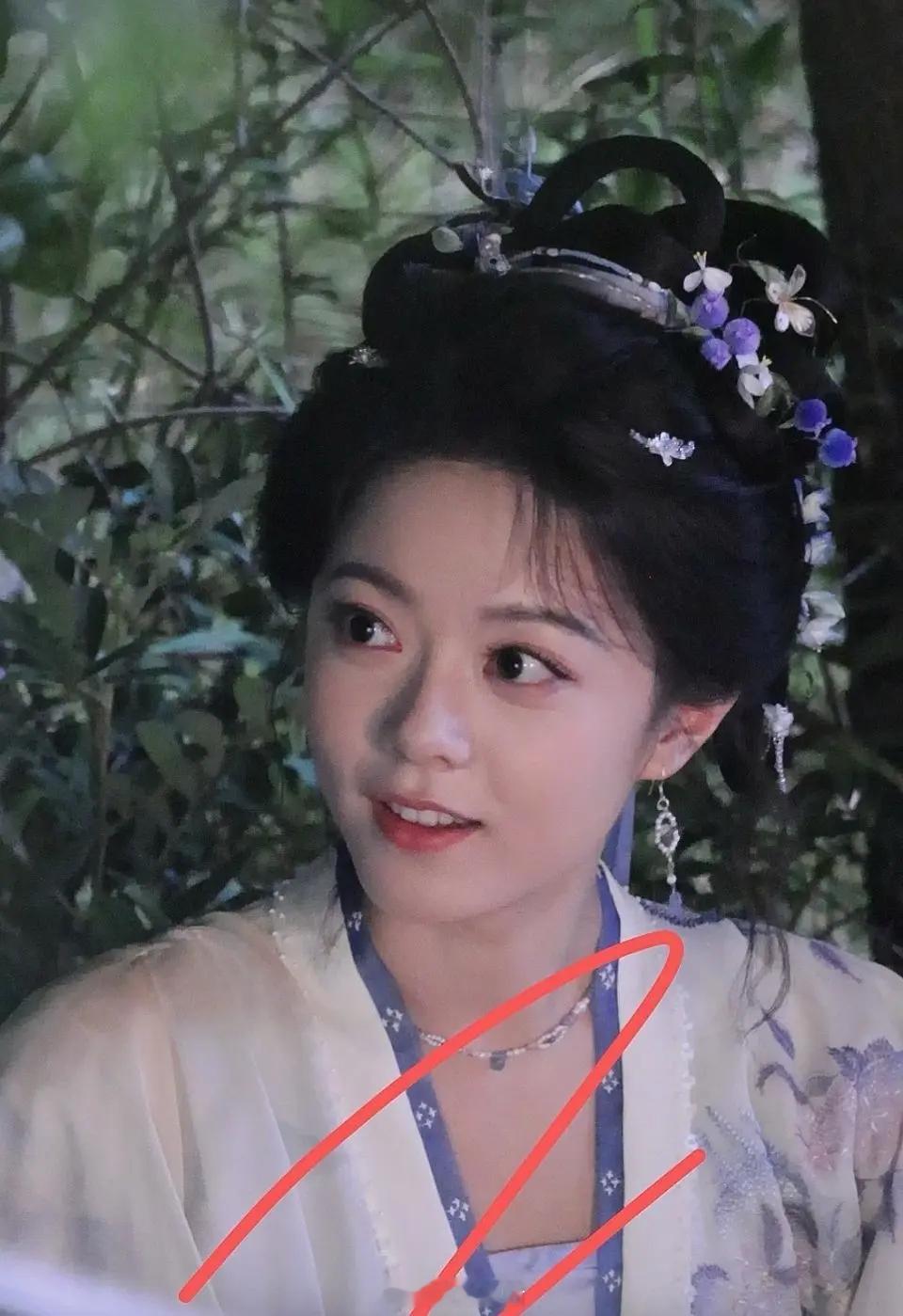 赵今麦在剧里只要娇俏少女扮相就好看，这就是最适合她的妆造，真的别再试错了。​​