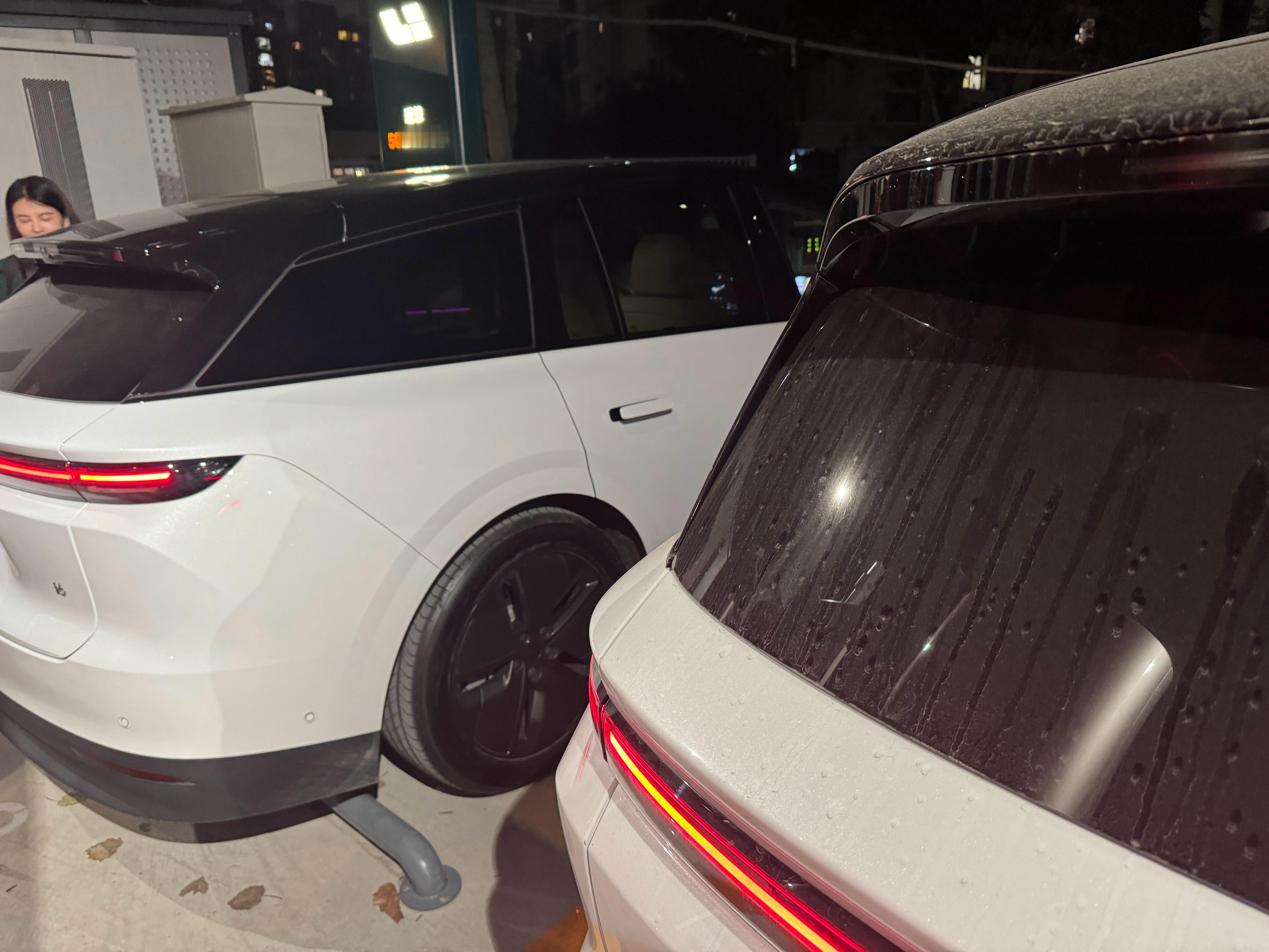 14分钟充好旁边来了个白色的理想i6一看副驾是个销售小姐姐这会还在带试驾[作揖]