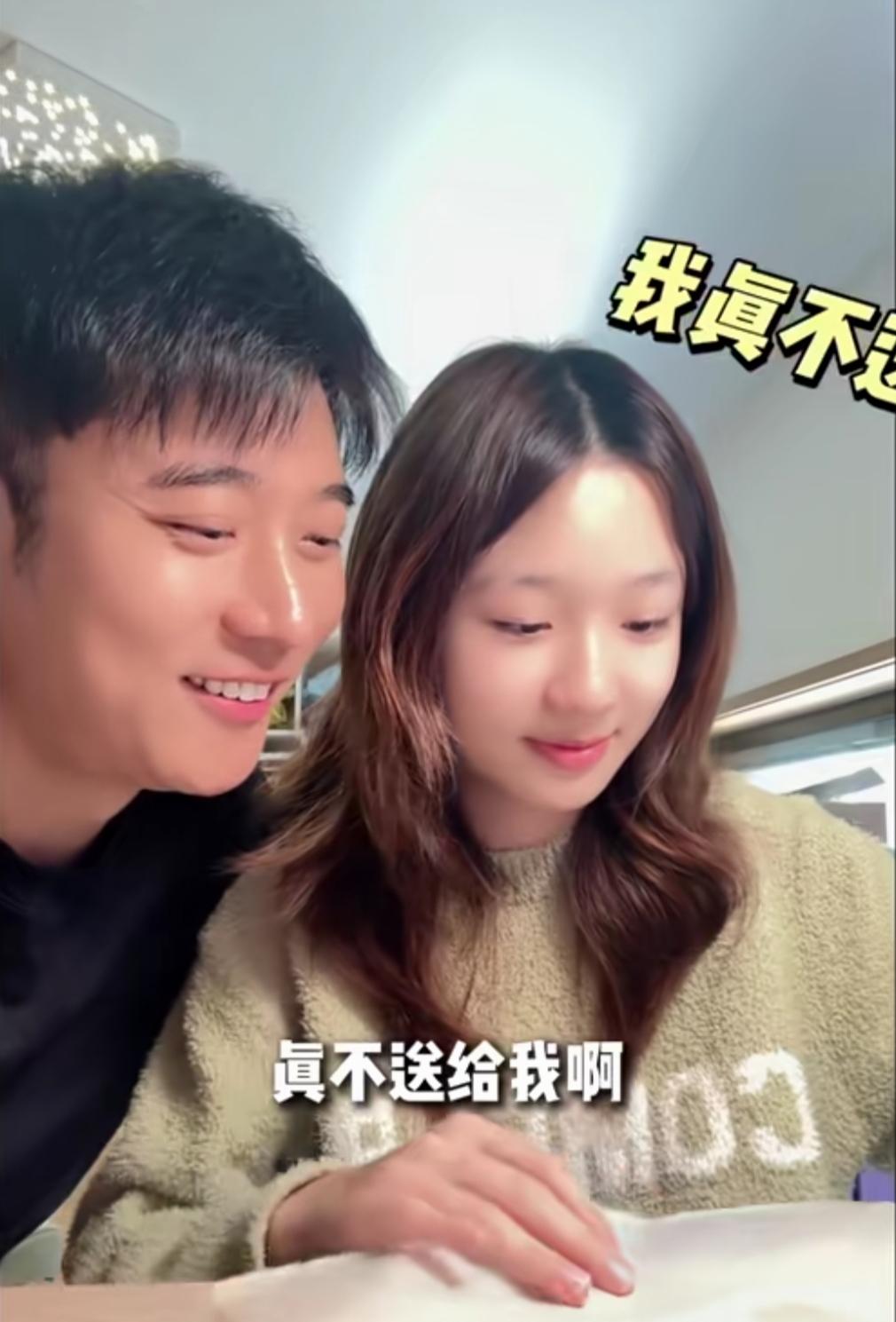 张丹峰陪女儿彤彤玩拼豆的情景，也太有意思了吧？女儿彤彤随口说了下，说要拼自己