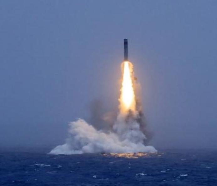 日本这回是真破防了。巨浪-2往南太平洋打，从它头顶太空飞过，中国提前跟美俄英法打