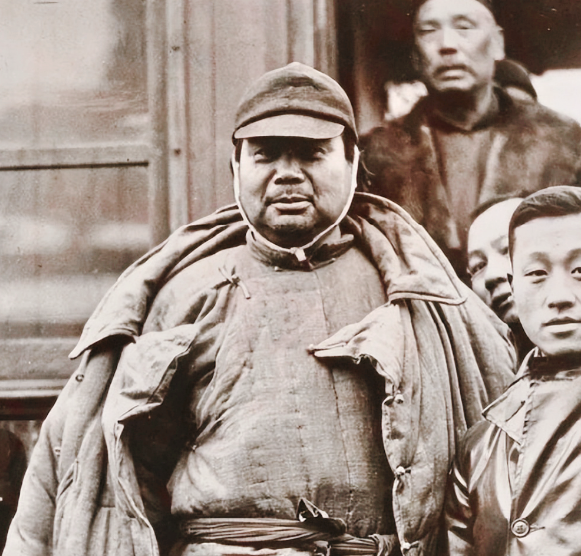 1922年，冯玉祥出任陕西督军时，他对炊事员吩咐道：“老沈，明早给我蒸点窝窝头吃