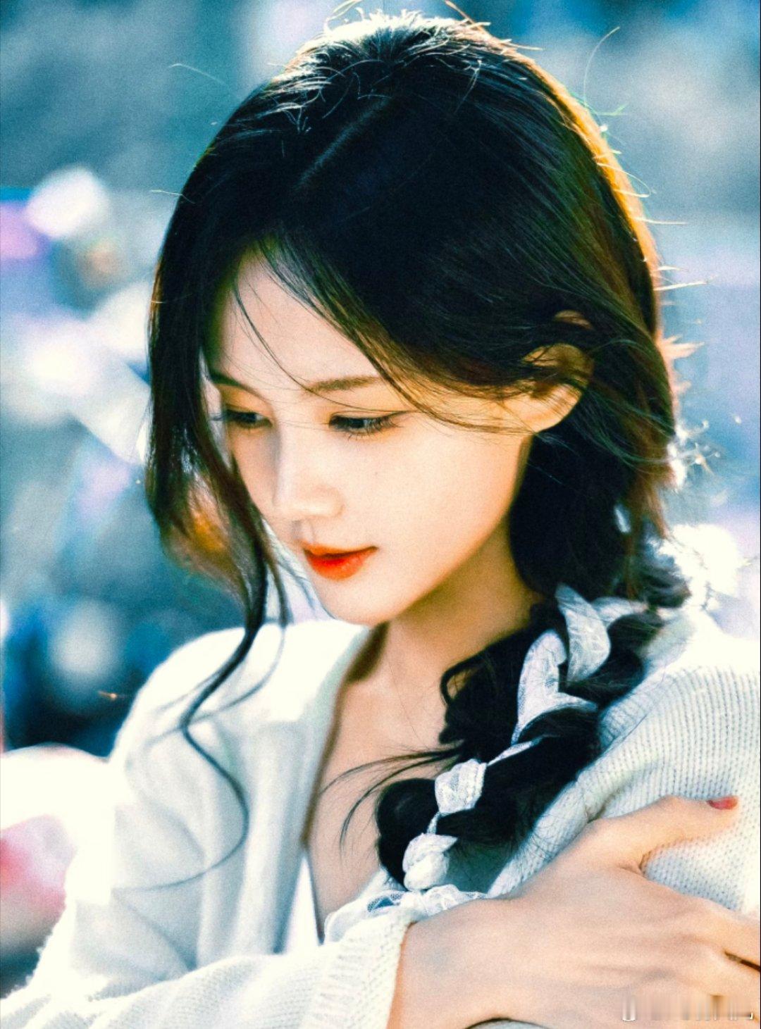 1、范世錡这事业算是被折腾得够呛。新剧《云襄转之将进酒》里，他明明演了男三，剧组