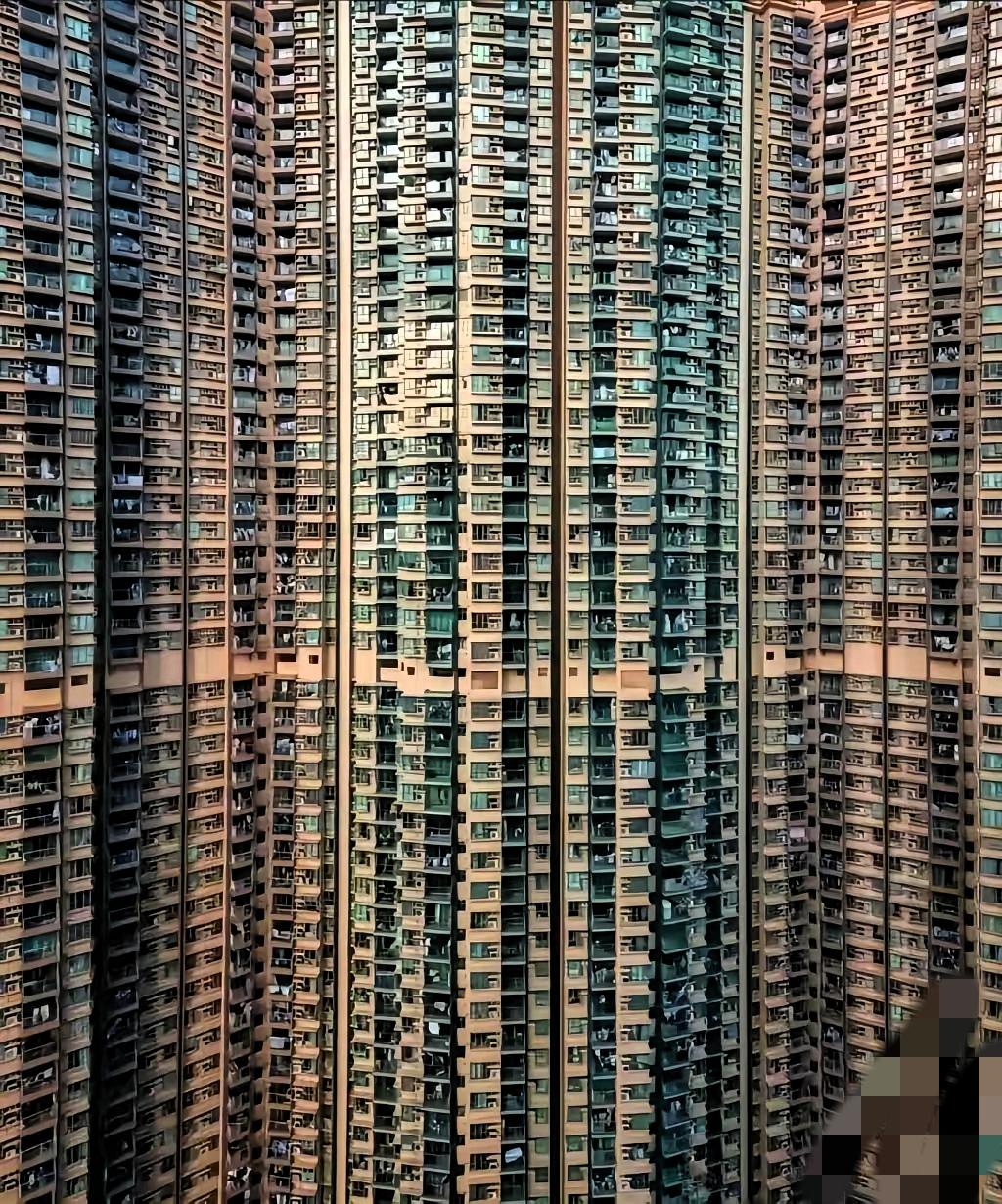 香港宏福苑的一把火，烧出的何止是安全隐患，更是普通人在高房价下的无奈选择！谁都