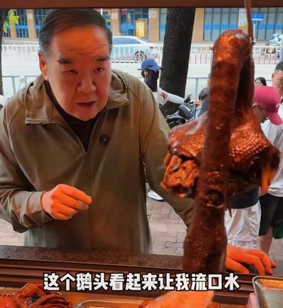 郑则仕到潮汕吃狮头鹅，他在卤菜档口豪气的说：“我要3个鹅头。”老板：“一共360